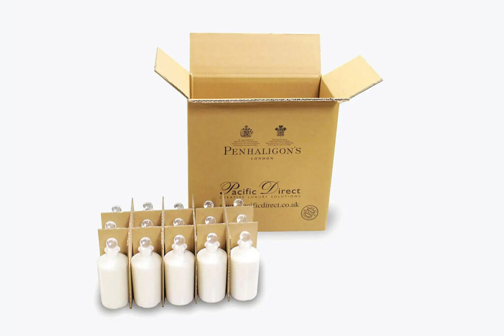 Přepravní obal s fixační mřížkou na kosmetiku